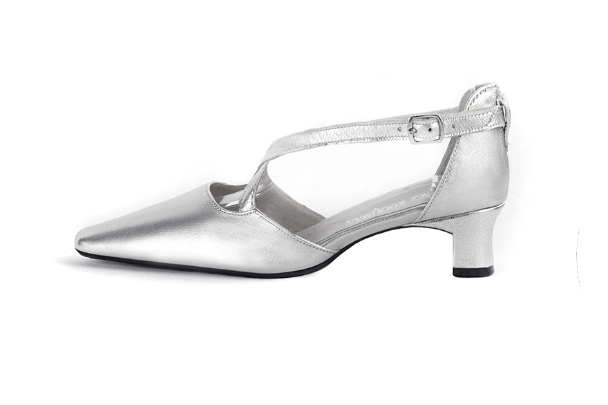 Women's silver open side dress shoes, with crossed straps. Tapered toe. Low kitten heels - Profile view